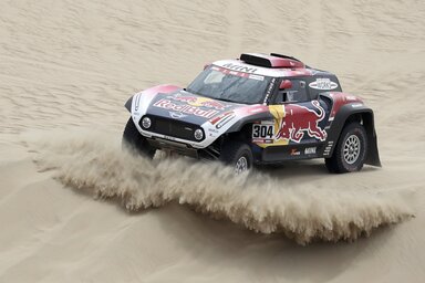 Mr. Dakar, azaz Stéphane Peterhansel három perc késéssel ért célba a győztes katari után (Fotó: Beta/AP)