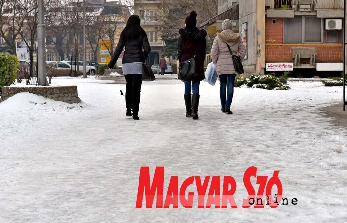 A járdák a város központjában sok helyen havasak és jegesek (Fotó: Gergely Árpád)