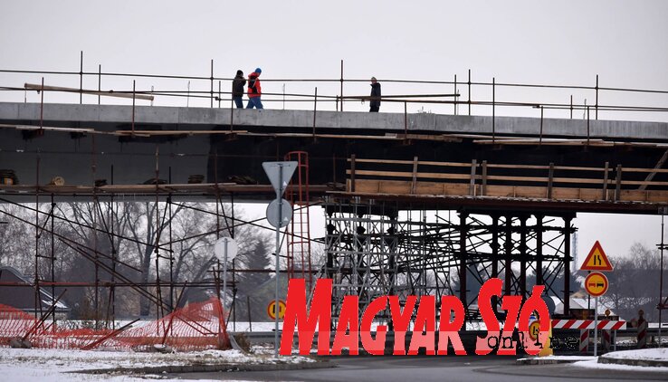 Lassan egy éve folynak a munkálatok a Szentendrei úti híd felújításán, remélhetőleg tavaszra befejeződnek (Ótos András felvétele)