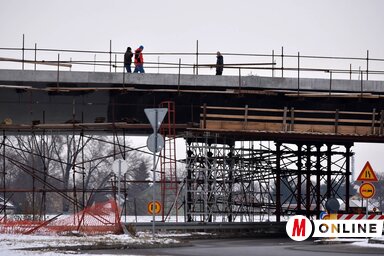 Lassan egy éve folynak a munkálatok a Szentendrei úti híd felújításán, remélhetőleg tavaszra befejeződnek (Ótos András felvétele)
