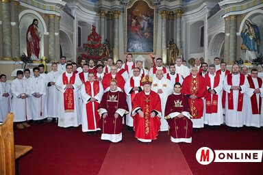 A két adai diakónus Pénzes János püspökkel és az ünnepi misén részt vevő papokkal, ministránsokkal (Foto Video Studio Dobai felvétele)