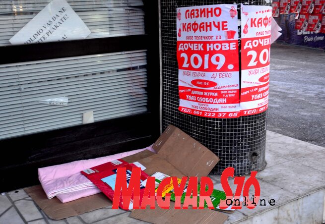 A Žarko Zrenjanin utca és a Mihajlo Pupin sugárút kereszteződésénél lévő kirakat előtti zugban már évek óta ugyanaz a nőszemély alszik. Most, amikor -11 fokig is lehűl a levegő, ő is behúzódott valahova, a „fészkét” nem bántja senki (Dávid Csilla felvétele)