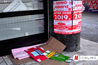 A Žarko Zrenjanin utca és a Mihajlo Pupin sugárút kereszteződésénél lévő kirakat előtti zugban már évek óta ugyanaz a nőszemély alszik. Most, amikor -11 fokig is lehűl a levegő, ő is behúzódott valahova, a „fészkét” nem bántja senki (Dávid Csilla felvétele)