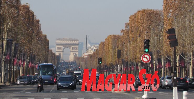 A Diadalút végén az Arc de Triomphe magaslik (Fehér Ildikó felvétele) A Diadalút végén az Arc de Triomphe magaslik (Fehér Ildikó felvétele)