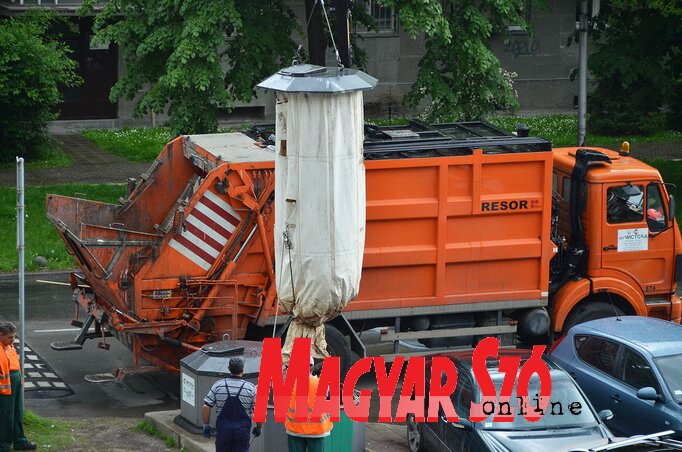 Újvidéken egyre több helyen helyeznek el föld alatti szemeteseket (Ótos András felvétele)