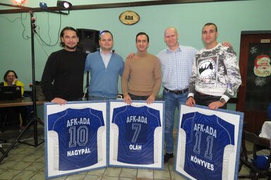 Nagypál Tibor, Oláh Lóránt és Könyves Norbert az AFK vezetőségével (Csincsik Zsolt felvétele)