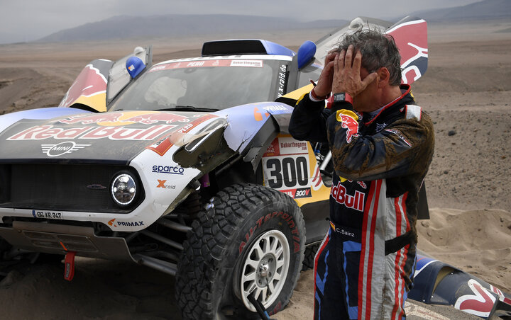 Sainz és a lerobbant Mini (Fotó: Beta/AP)