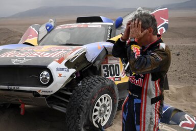 Sainz és a lerobbant Mini (Fotó: Beta/AP)