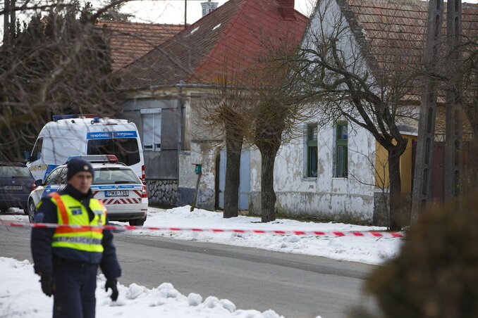 Rendőrségi útzár a Veszprém megyei Káptalanfán (Fotó: MTI/Varga György)