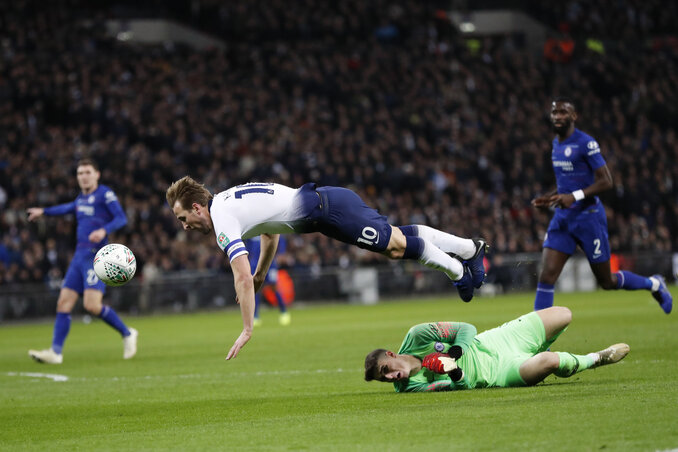 Kepa szabálytalanul állította meg a Spurs csatárát (Fotó: Beta/AP)