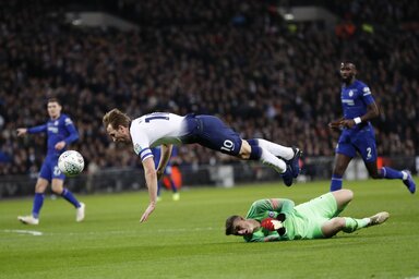 Kepa szabálytalanul állította meg a Spurs csatárát (Fotó: Beta/AP)