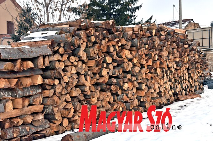 A téli hónapokban is van kereslet a tűzifa iránt (Fotó: Gergely Árpád)