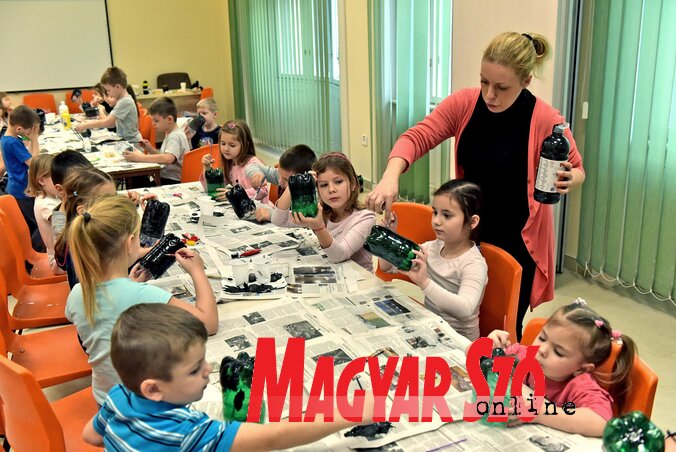 A gyerekek Szabó Nórával pingvineket készítettek műanyagflakonból A gyerekek Szabó Nórával pingvineket készítettek műanyagflakonból
