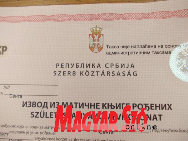 Az anyakönyvi kivonatokat a község hivatalos nyelvein adják ki (Gruik Zsuzsa felvétele) Az anyakönyvi kivonatokat a község hivatalos nyelvein adják ki (Gruik Zsuzsa felvétele)