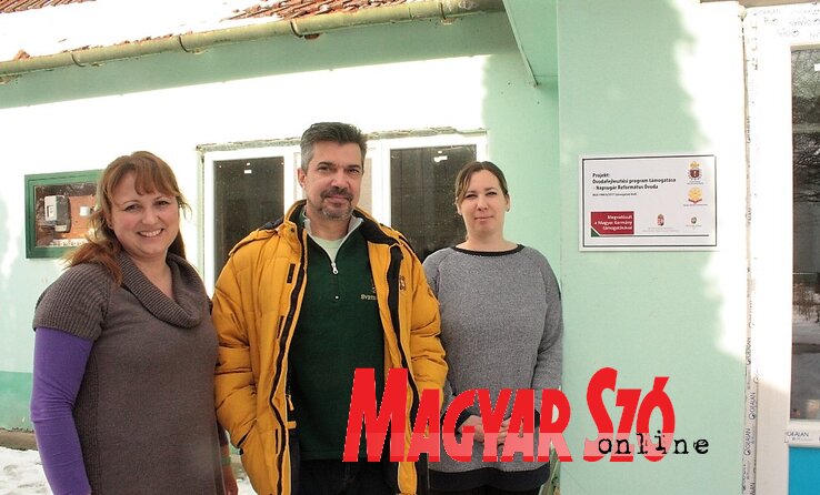 Móricz Árpád lelkipásztor mellett Pintér Gellér Gabriella óvónő és Cérna Diana dadanéni, akik éppen csinosították a megújult termeket (Kazinczy Paszterkó Diana felvétele) Móricz Árpád lelkipásztor mellett Pintér Gellér Gabriella óvónő és Cérna Diana dadanéni, akik éppen csinosították a megújult termeket (Kazinczy Paszterkó Diana felvétele)