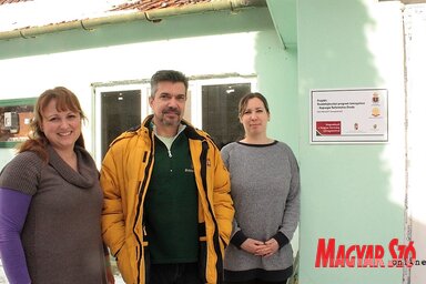 Móricz Árpád lelkipásztor mellett Pintér Gellér Gabriella óvónő és Cérna Diana dadanéni, akik éppen csinosították a megújult termeket (Kazinczy Paszterkó Diana felvétele)