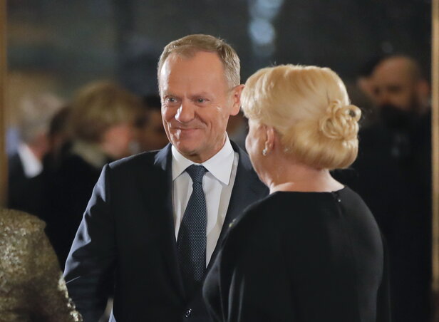 A Daciát dicsérő Donald Tusk Viorica Dăncila román kormányfővel (fotó: Beta/AP)