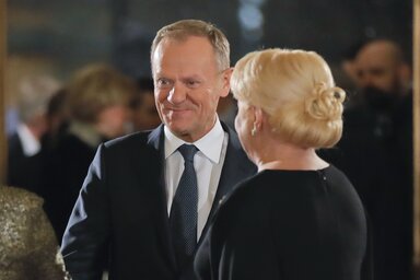 A Daciát dicsérő Donald Tusk Viorica Dăncila román kormányfővel (fotó: Beta/AP)