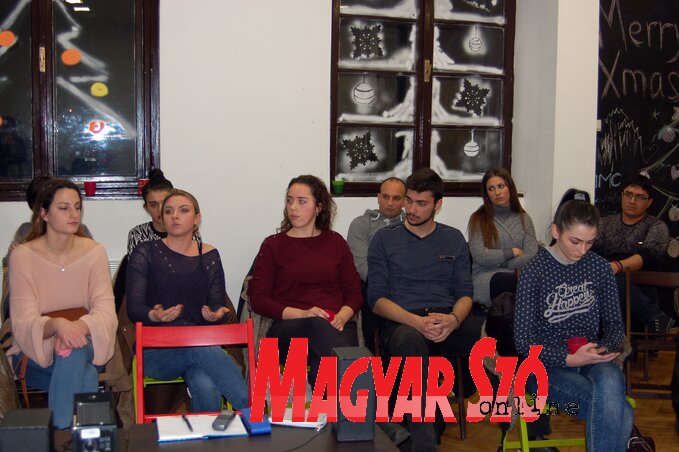 A Restart Novi Sad Egyesület egyik ismeretterjesztő előadására az OPENS Ifjúsági Klubban azok a fiatalok voltak kíváncsiak, akik kortárs drogfüggőknek szeretnének segítséget nyújtani (Bozsoki Valéria felvétele) A Restart Novi Sad Egyesület egyik ismeretterjesztő előadására az OPENS Ifjúsági Klubban azok a fiatalok voltak kíváncsiak, akik kortárs drogfüggőknek szeretnének segítséget nyújtani (Bozsoki Valéria felvétele)