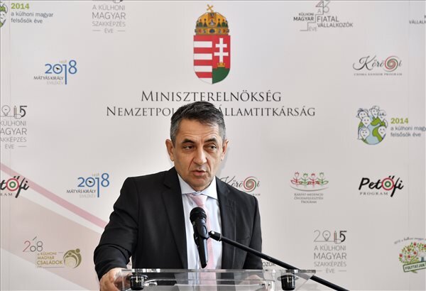 Potápi Árpád János sajtótájékoztatója a budapesti Bárkert Bistróban (fotó: MTI) Potápi Árpád János sajtótájékoztatója a budapesti Bárkert Bistróban (fotó: MTI)