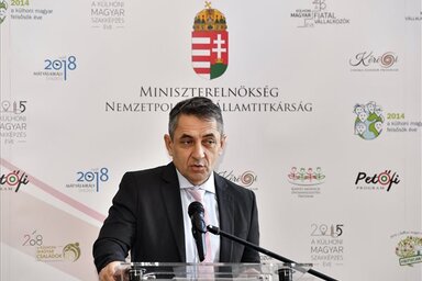 Potápi Árpád János  sajtótájékoztatója a budapesti Bárkert Bistróban (fotó: MTI)