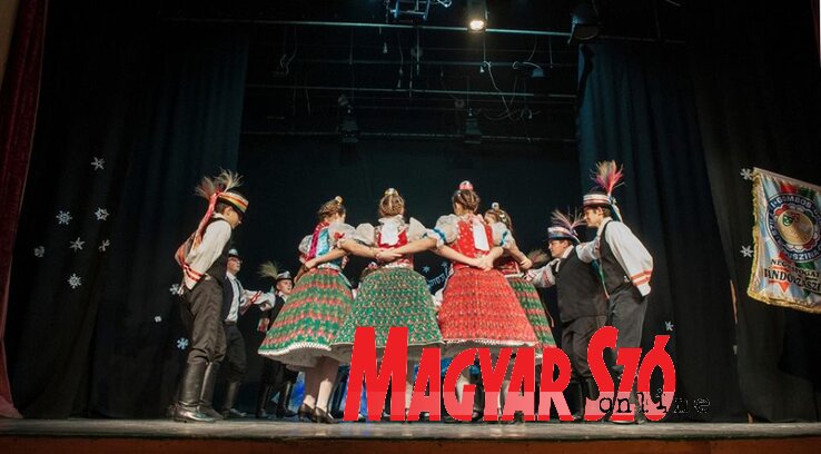 A kupuszinai néptáncosok szereplése (Fotó: Lennert Móger Tímea)