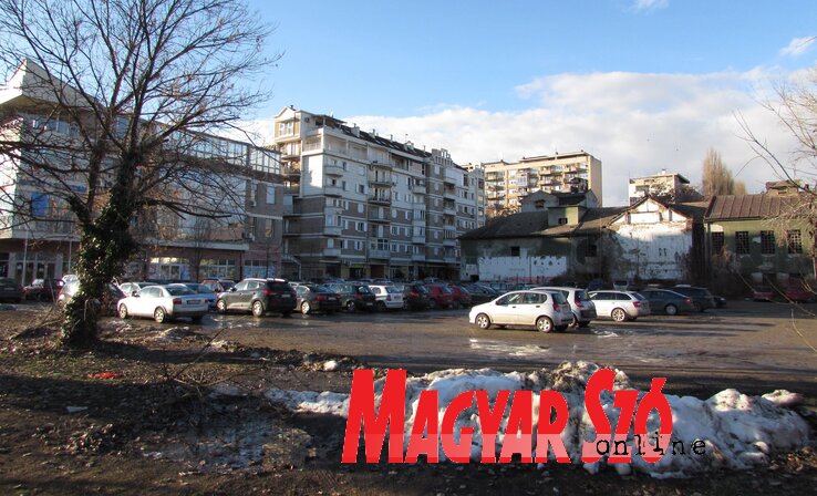 Sokan megörülnek majd akkor, amikor befejezik az új parkolók építését – autósaink egymás hegyén-hátán parkolnak városszerte. A Radnička utcában már évek óta működik egy ideiglenes parkolótér, most a fehér övezet díjszabása szerint kell fizetni itt (Fehér Ildikó felvétele)