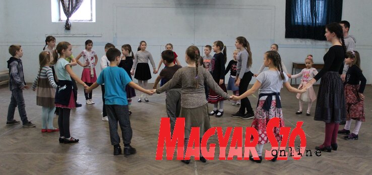Gazdag táncanyaggal ismerkedtek meg a résztvevők (Szabó Nóra felvétele)