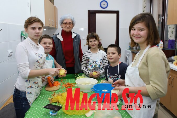 Ügyeskedő ügyisek a konyhában (Lakatos János felvétele)
