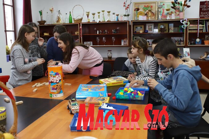 Gondtalan játék a csoportfoglalkozás során (Lakatos János felvétele)