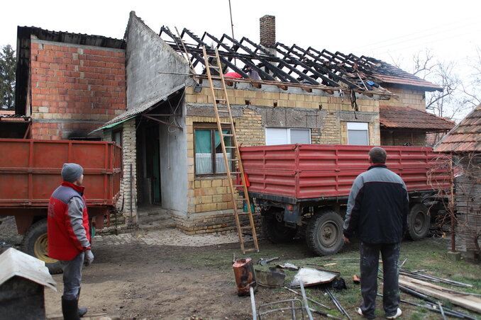 A barátok és a rokonok segítségével megkezdődött a romok eltakarítása (Lakatos János felvétele)