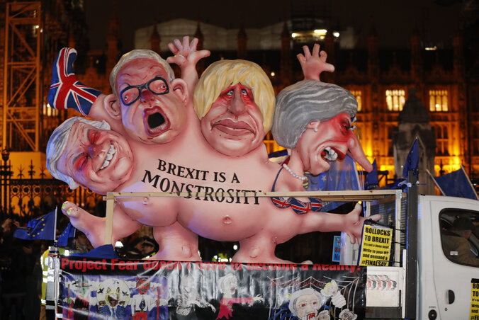 A londoni parlament előtti „karneváli” felvonulások egyike (fotó: AP/Beta) A londoni parlament előtti „karneváli” felvonulások egyike (fotó: AP/Beta)