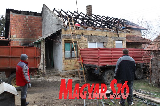 A barátok és a rokonok segítségével megkezdődött a romok eltakarítása (Lakatos János felvétele)