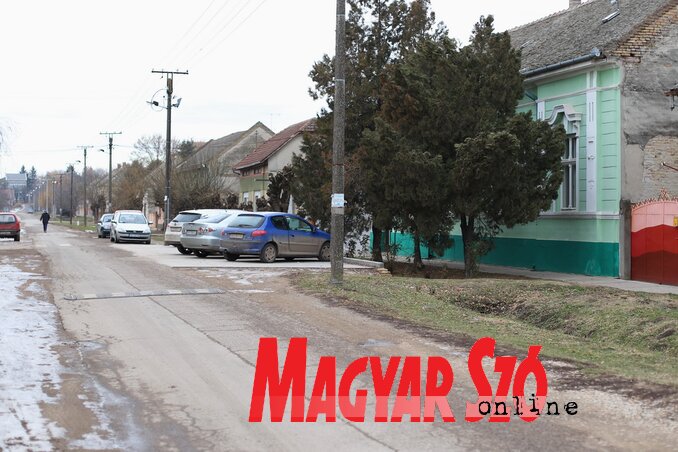 Az új parkoló a helyi közösség épülete előtt (Lakatos János felvétele)