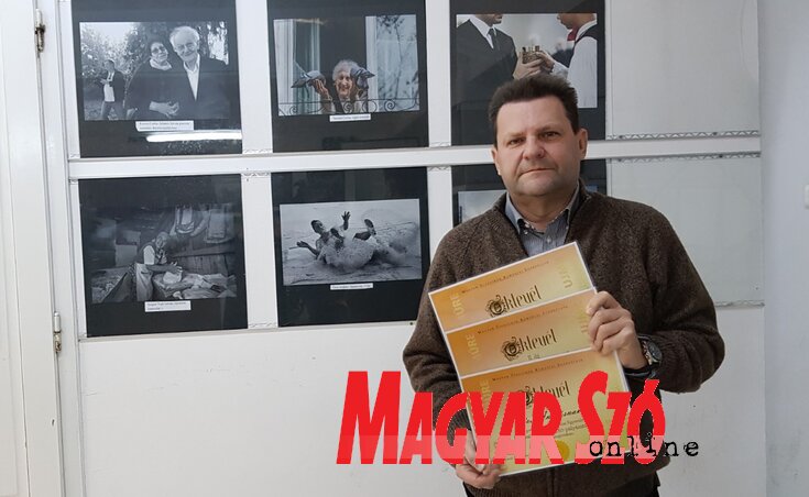 Ótos András, a díjnyertes Ivana Španović távolugróról készített fotó előtt Ótos András, a díjnyertes Ivana Španović távolugróról készített fotó előtt