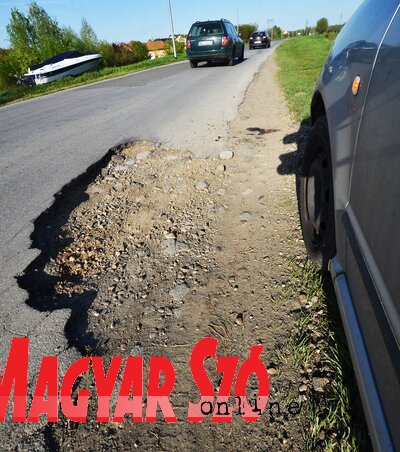 Az enyhébb időjárásnak köszönhetően a Put közvállalat megkezdhette az úttestek felújítását (Ótos András felvétele)