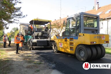 Szennyvízcsatorna, aszfaltozás, járdaépítés (Csincsik Zsolt felvétele)