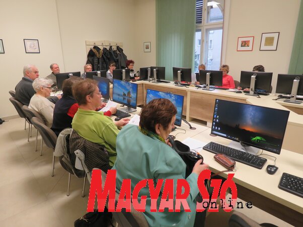 Nagyszülők a számítógépek előtt (Fotó: Patyi Szilárd) Nagyszülők a számítógépek előtt (Fotó: Patyi Szilárd)