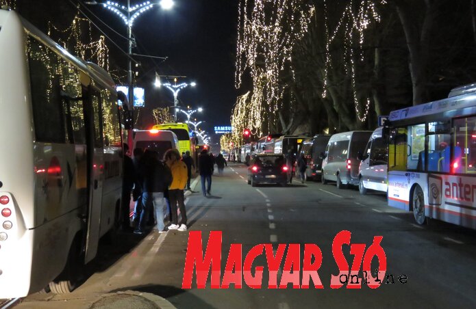 A rendőrségi adatok szerint mintegy 1200 busz hozta a jónépet Belgrádba (Fotó: Miklós Hajnalka) A rendőrségi adatok szerint mintegy 1200 busz hozta a jónépet Belgrádba (Fotó: Miklós Hajnalka)