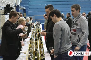 681 bort kóstolhatnak meg az érdeklődők ma Temerinben, az italok a Kárpát-medence minden országából érkeztek. A fotót egy korábbi borkóstoló-rendezvényen készítette Góbor Béla