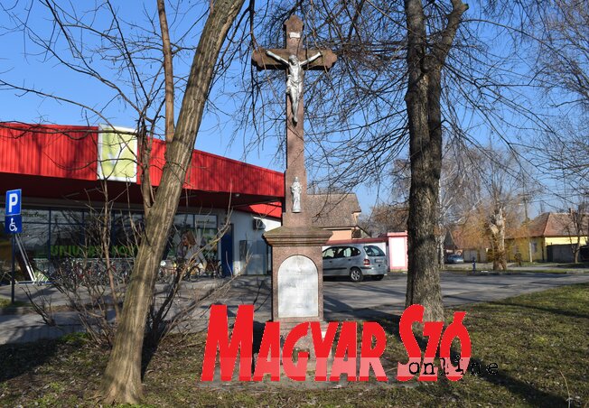 A kereszt az egykori baromvásártéren áll, fákkal körülvéve A kereszt az egykori baromvásártéren áll, fákkal körülvéve