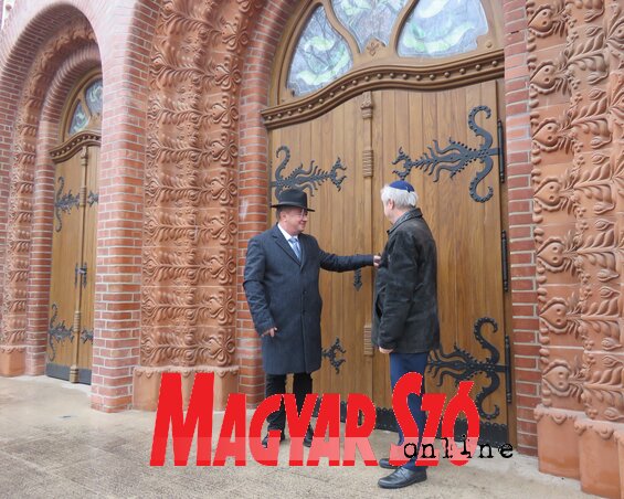 Bunford Tivadar és Szabados Róbert kitárja a Zsinagóga bejárati ajtaját a látogatók előtt (Fotó: Patyi Szilárd)