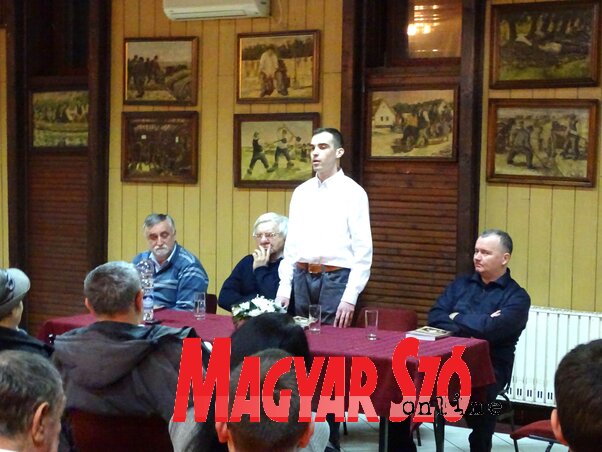Az asztalnál Gusztony András, Csorba Béla, Fúró Dénes és Molnár Tibor (Góbor Béla felvétele) Az asztalnál Gusztony András, Csorba Béla, Fúró Dénes és Molnár Tibor (Góbor Béla felvétele)