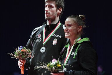 Szudi Ádám és Pergel Szandra ezüstéremmel a nyakukban (Fotó: MTI)