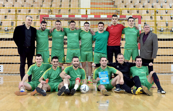 A nyertes Bemix csapata Czegledi Rudolf polgármesterrel (jobbról) és Danilo Popovval, a községi tanács sport- és ifjúsági ügyekkel megbízott tagjával (Gergely Árpád felvétele)