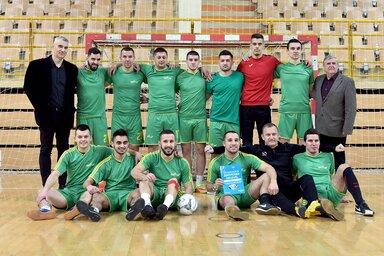 A nyertes Bemix csapata Czegledi Rudolf polgármesterrel (jobbról) és Danilo Popovval, a községi tanács sport- és ifjúsági ügyekkel megbízott tagjával (Gergely Árpád felvétele)