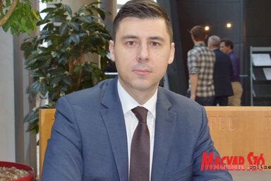 Deli Andor Strasbourgban, az Európai Parlament épületében (Máriás Endre felvétele)