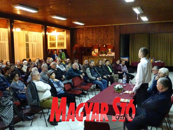 A szerző ismerteti könyvét (Góbor Béla felvétele) A szerző ismerteti könyvét (Góbor Béla felvétele)