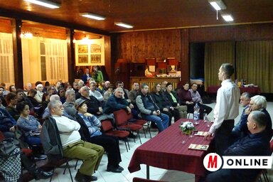 A szerző ismerteti könyvét (Góbor Béla felvétele)