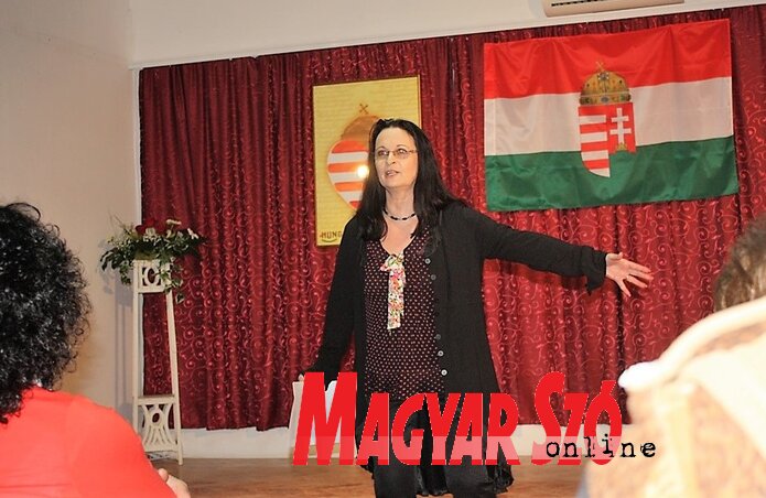 Verebes Krnács Erika előadóművész a bajsai gyermekévekre emlékezett, majd Mátyás királyról mesélt (Kazinczy Paszterkó Diana felvétele) Verebes Krnács Erika előadóművész a bajsai gyermekévekre emlékezett, majd Mátyás királyról mesélt (Kazinczy Paszterkó Diana felvétele)